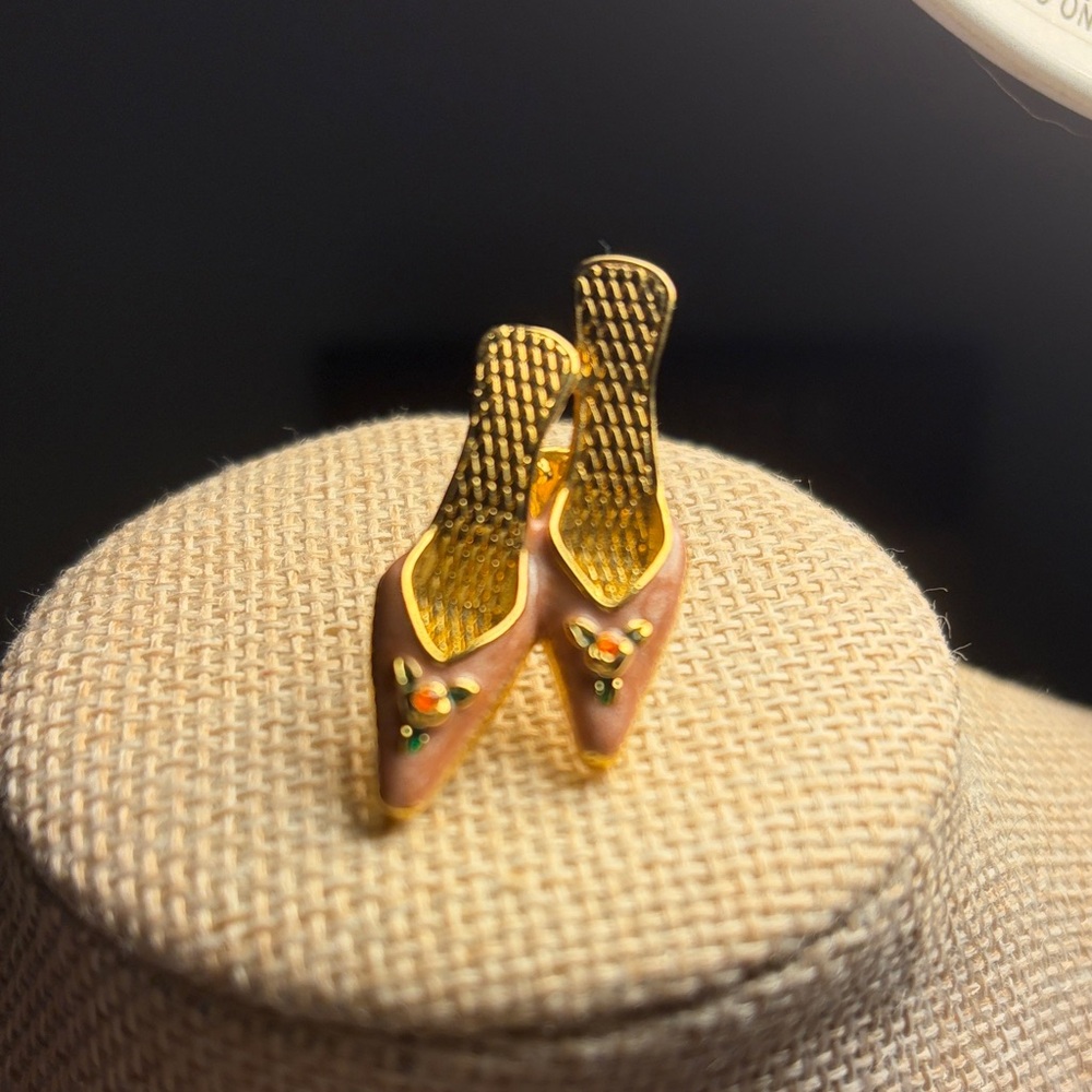 ADORABLE Gold and Pink Shoe PIN - Picture 3 of 6